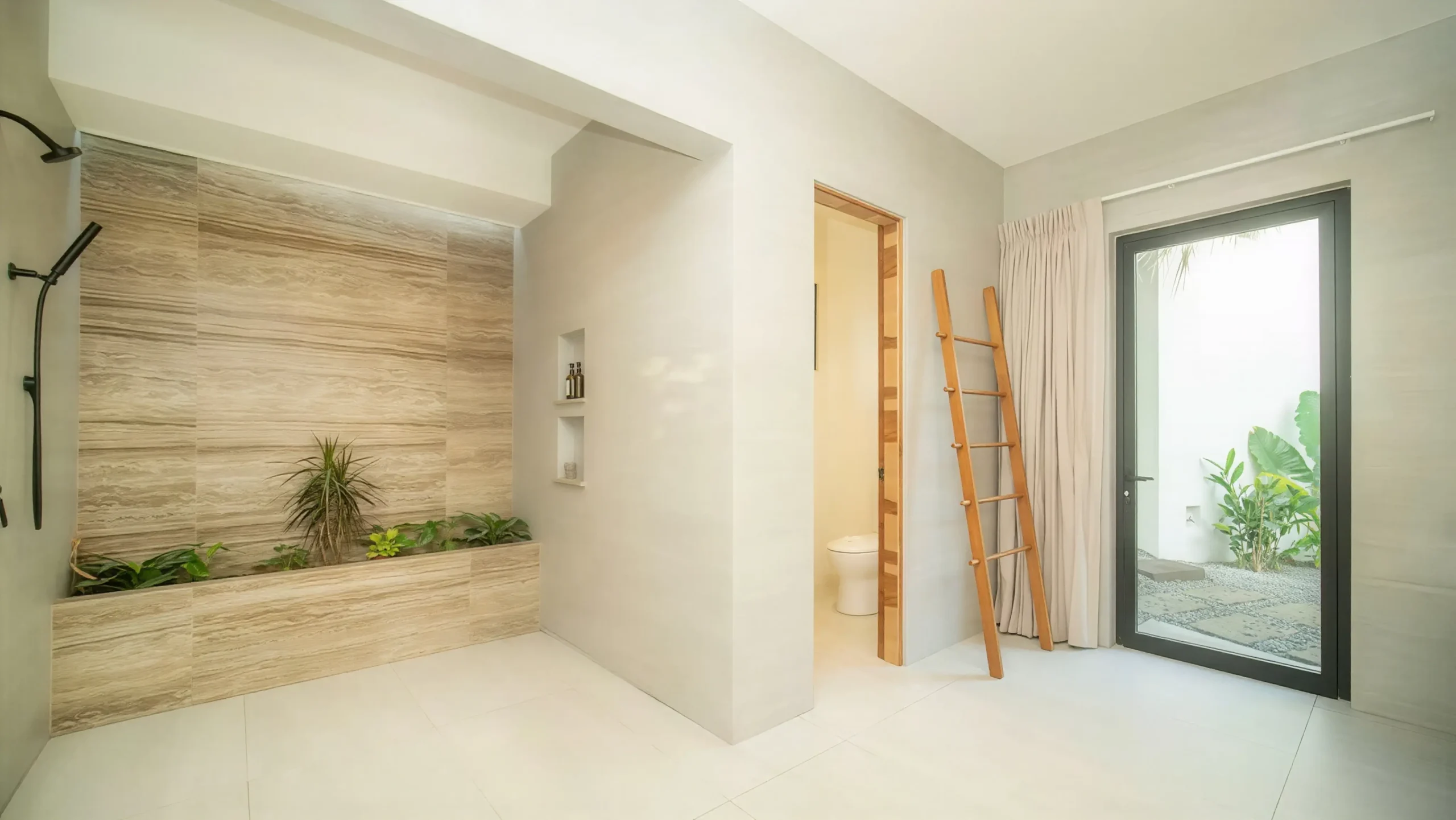 Representación 3D del interior del área social de la Casa CM, con un diseño contemporáneo que destaca por el techo de madera, ventanales de piso a techo y una distribución abierta que integra sala, comedor y cocina. Los acabados cálidos y naturales brindan confort, elegancia y una conexión visual con el jardín exterior.