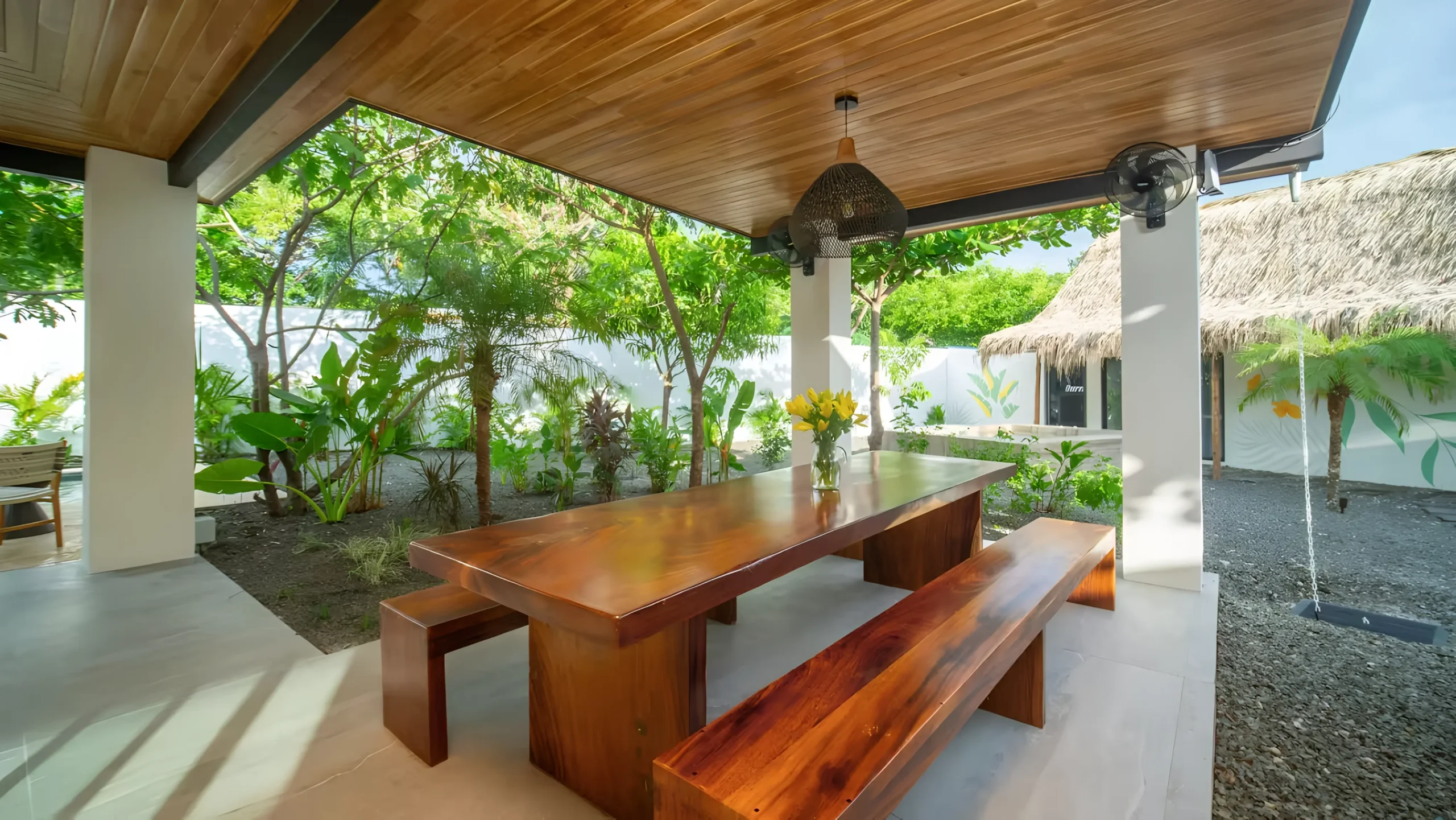 Renderizado del dormitorio de la Casa CM, cuenta con una cama acogedora, paredes de madera elegante y ventanales que invitan a la naturaleza, es el espacio perfecto para descansar.