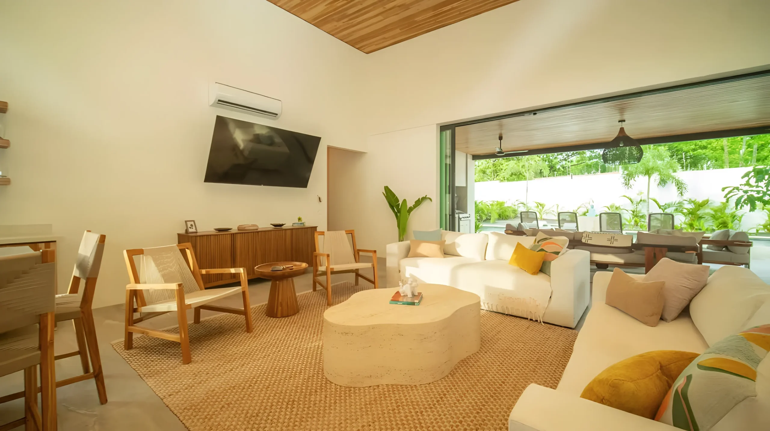 Renderizado del dormitorio de la Casa CM, cuenta con una cama acogedora, paredes de madera elegante y ventanales que invitan a la naturaleza, es el espacio perfecto para descansar.